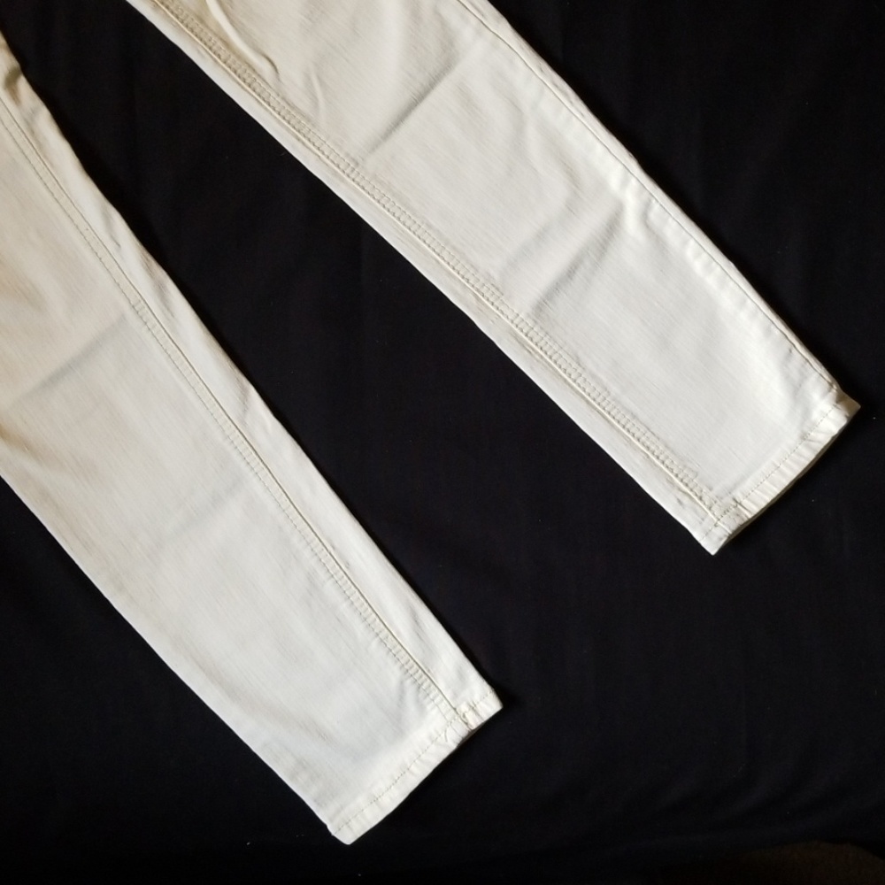 DISTRESSED JEAN'S - Picture 3 of 8